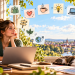 Kreativer Arbeitsplatz mit Stadtblick