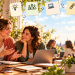 Sonniger Co-Working-Tisch voller Ideen